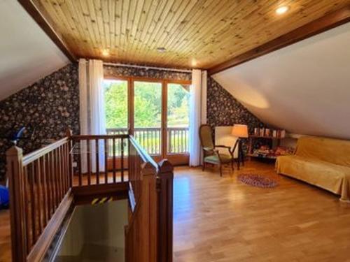 ein Zimmer mit einer Treppe und ein Wohnzimmer mit einem Sofa in der Unterkunft Gîte Bar-le-Duc, 4 pièces, 6 personnes - FR-1-585-88 in Bar-le-Duc