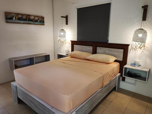 ein Schlafzimmer mit einem großen Bett in einem Zimmer in der Unterkunft Ti Pavillon in Rodrigues Island