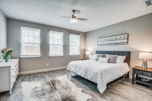 a bedroom with a large white bed and windows at Western Wonder in Arlington