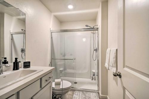 y baño con ducha, aseo y lavamanos. en Contemporary Los Banos Studio Less Than 3 Mi to Dtwn!, en Los Baños