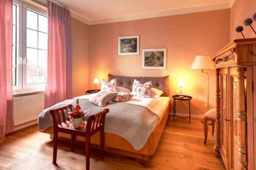 um quarto com uma cama grande e uma janela em Golf- & Landhotel am alten Deich em Büsum