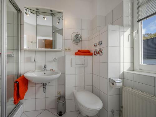 バンシンにあるAppartementhaus Goethe 22の白いバスルーム(トイレ、シンク付)