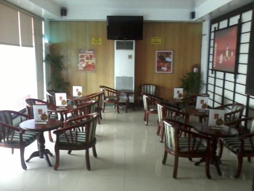 A restaurant or other place to eat at Hotel Sogo - EDSA, Pasay Harrison