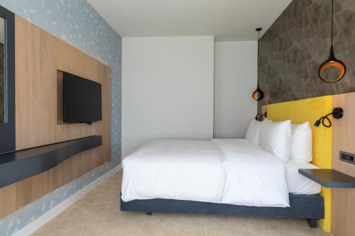Postel nebo postele na pokoji v ubytování Ramada by Wyndham Slatina Parc