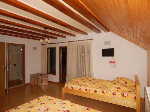 1 dormitorio con 2 camas y un aro de baloncesto en la pared en Casa Silvia, en Gârda de Sus