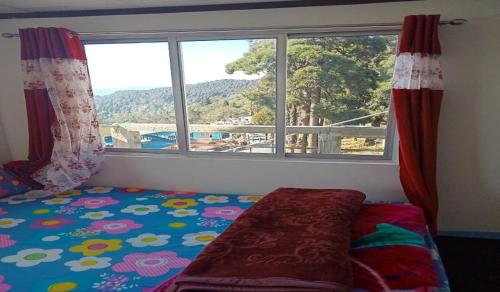 Ένα ή περισσότερα κρεβάτια σε δωμάτιο στο Snow View Homestay by StayApart