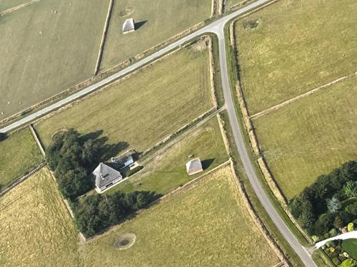 una vista aérea de una granja con campos y una carretera en Zuid Haffel en Den Burg