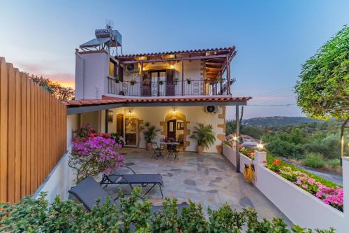 Imagen de la galería de Villa Areti - Traditional Cozy Villa, en Embrósneros