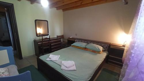 a bedroom with a bed with two towels on it at AgroPhilia in Kourkouloí