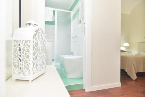 een witte badkamer met een toilet en een wastafel bij Romebest in Rome