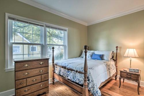 een slaapkamer met een bed, een dressoir en een raam bij Cozy Greenville Bungalow about 2 Mi to Downtown! in Greenville