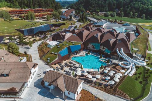 einen Luftblick auf ein Resort mit einem Pool in der Unterkunft Terme Olimia - Aparthotel Rosa in Podčetrtek