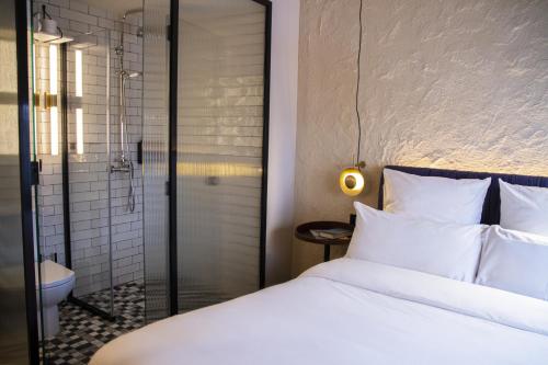 A bathroom at Letoh Letoh Gran Vía