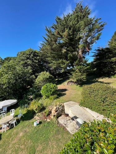 a garden with a picnic table and a tree at St Rom, Vue imprenable sur l'Ile de Bréhat in Bréhat