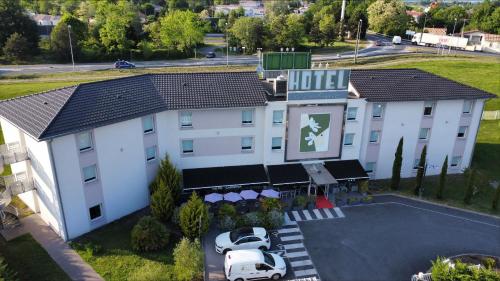an overhead view of a hotel with a parking lot at Hôtel Gardenia Bordeaux Est in Yvrac
