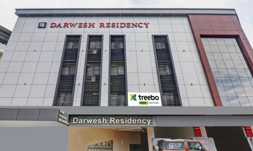 un edificio con un cartel que diga residencia en la entrada en Treebo Trend Darwesh Residency, en Kozhikode