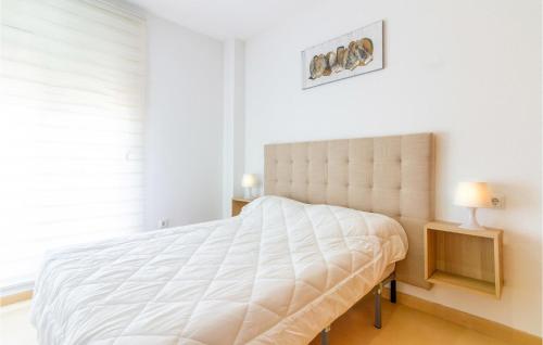 een slaapkamer met een wit bed en een raam bij Nice Apartment In Torre Pacheco With Wifi in Torre-Pacheco