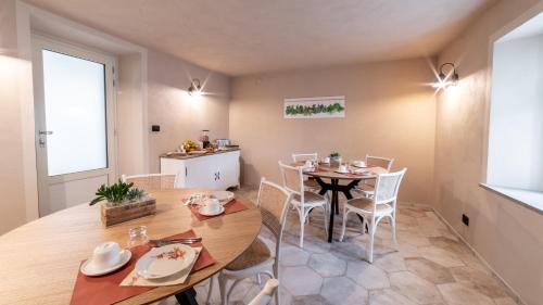 eine Küche und ein Esszimmer mit einem Tisch und Stühlen in der Unterkunft Ca' Ginet in Cravanzana