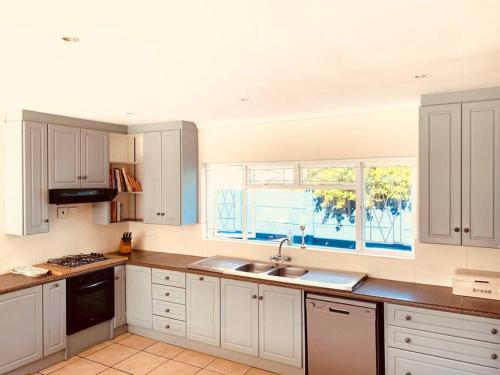 Gallery image of Hermanus 3 Bed Home King Bed with pool walk to sea in Hermanus