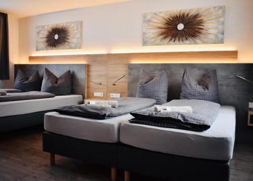 duas camas num quarto com duas camas de cabeceira em Kontorhaus Senftenberg em Senftenberg