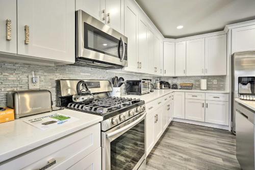 Una cocina o zona de cocina en Long Branch Getaway Grill, 1 Block to Beach!