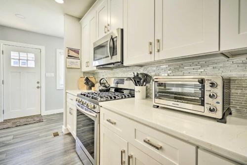 Una cocina o zona de cocina en Long Branch Getaway Grill, 1 Block to Beach!