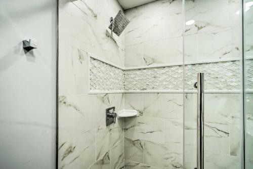 Un baño de Long Branch Getaway Grill, 1 Block to Beach!