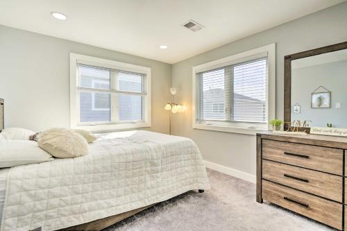 Cama o camas de una habitación en Long Branch Getaway Grill, 1 Block to Beach!