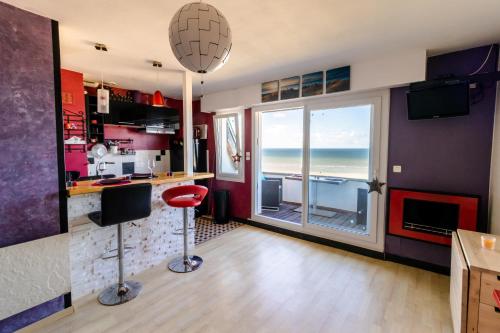 Cette chambre comprend une cuisine et offre une vue sur l'océan. dans l'établissement Havre de paix à deux pas de la plage - Arrivée autonome, Parking privé et gratuit, à Varaville