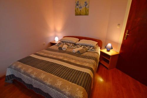 Un dormitorio con una cama con dos ositos de peluche. en Apartment Vivoda, en Opatija
