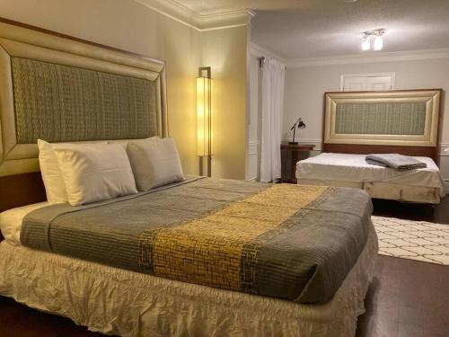 Habitación de hotel con 2 camas en un dormitorio en Large Modern Southern Pool Home Near Shops, en Memphis
