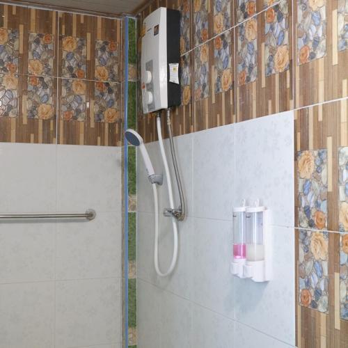 una cabina doccia in un bagno con doccia di Phusam Big Resort a Ko Mook