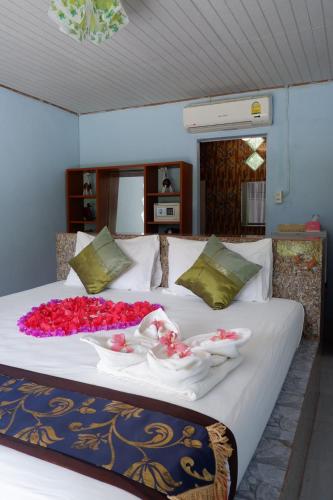 un letto con un mazzo di fiori sopra di Phusam Big Resort a Ko Mook