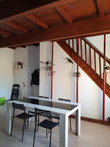 a dining room with a white table and chairs at Appart A climatisé sur Coursan in Coursan