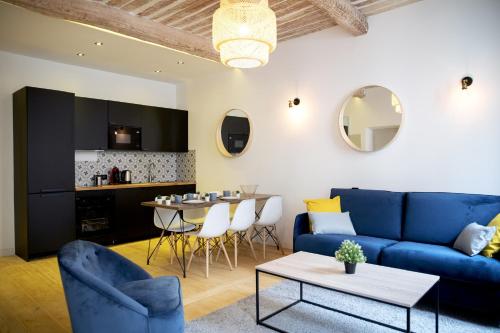 un salon avec un canapé bleu et une table dans l'établissement Luxury apartment in Cannes / 300m from palais des Festivals / Parking included, à Cannes