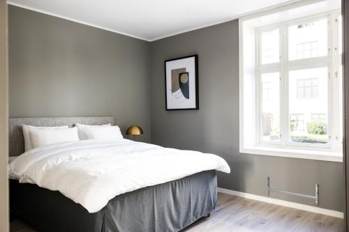 sypialnia z dużym łóżkiem i oknem w obiekcie Frogner House - Uranienborg w Oslo