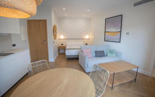 a living room with a couch and a table at OIKOS APARTAMENTOS TURÍSTICOS in Monesterio