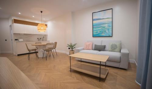 a living room with a couch and a table at OIKOS APARTAMENTOS TURÍSTICOS in Monesterio