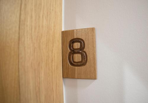 a lightswitch with the number eight on a wall at OIKOS APARTAMENTOS TURÍSTICOS in Monesterio