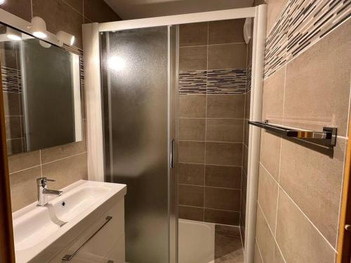 une salle de bain avec une douche, un lavabo et un miroir dans l'établissement Appartement Confort 6 Pers, Cabine, Parking, Piscine, Aire de Jeux – Le Grau-du-Roi - FR-1-307-176, au Grau-du-Roi