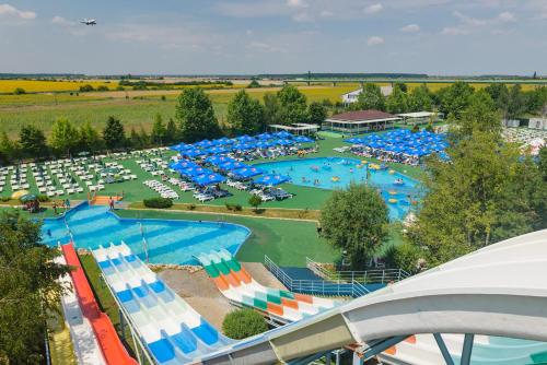 an overhead view of a large swimming pool with umbrellas at RIN Airport Hotel in Otopeni