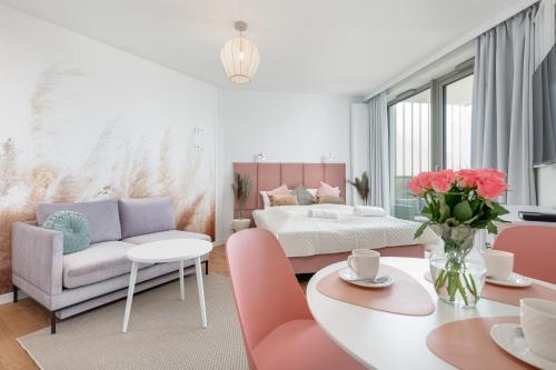 Mazowiecka Apartments Close to the Beach Access to Swimming Pool, Sauna & Jacuzzi, Parking by Noclegi Renters