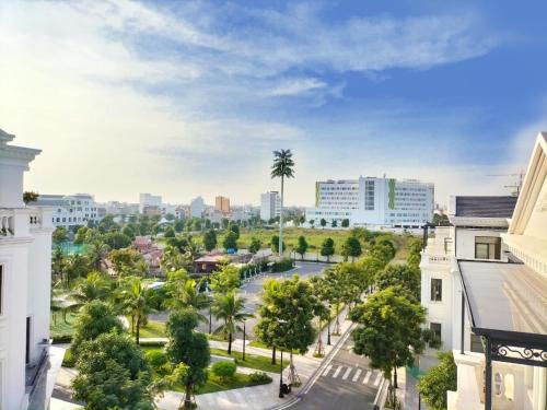 Arisch uitzicht op een stad met palmbomen en gebouwen bij The Flamboyant #StayWork Vinhomes Marina in Hai Phong