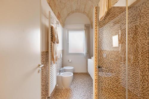 e bagno con doccia, servizi igienici e lavandino. di Villa Tamerici by BarbarHouse a Torre Vado
