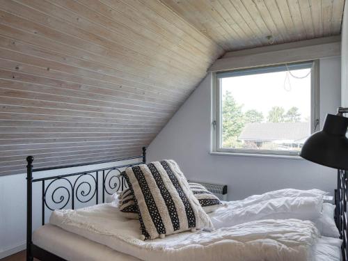 - une chambre avec un lit et une fenêtre dans l'établissement Holiday home Nakskov XIV, à Nakskov