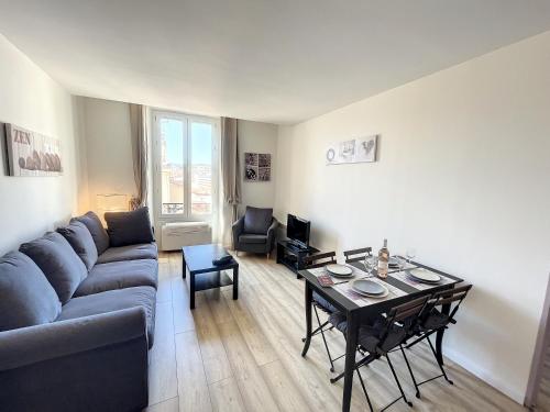 un salon avec un canapé et une table dans l'établissement MAR3 - Centre ville Cannes, 2 pièces, à Cannes