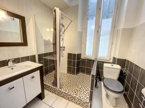 une salle de bain avec une douche, des toilettes et un lavabo dans l'établissement MAR3 - Centre ville Cannes, 2 pièces, à Cannes