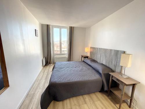 une petite chambre avec un lit et une fenêtre dans l'établissement MAR3 - Centre ville Cannes, 2 pièces, à Cannes