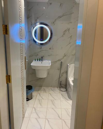 a bathroom with a sink and a mirror at فندق منازل قباء الفندقية in Al Madinah