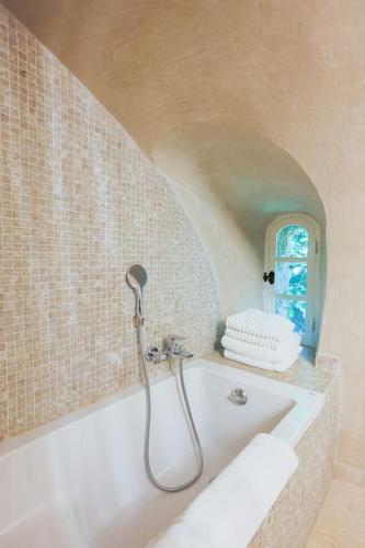 La salle de bains est pourvue d'une baignoire et d'une douche. dans l'établissement Le Moulin de Boursac, à Vence